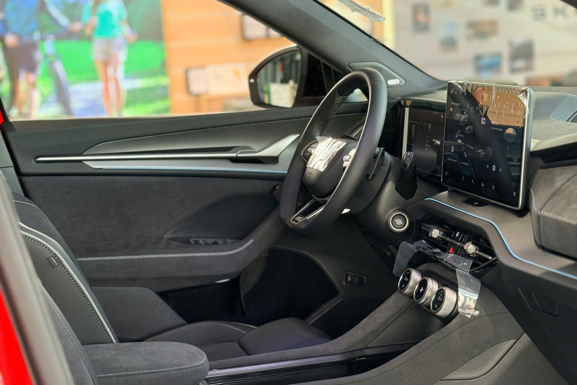 Skoda Kodiaq 2026 về đại l&yacute; tại Việt Nam: Gi&aacute; từ 1,628 tỷ đồng cao hơn Palisade bản đắt nhất, th&ecirc;m nhiều 'đồ chơi' b&ecirc;n trong, nay đ&atilde; 'full' ADAS - Ảnh 7.