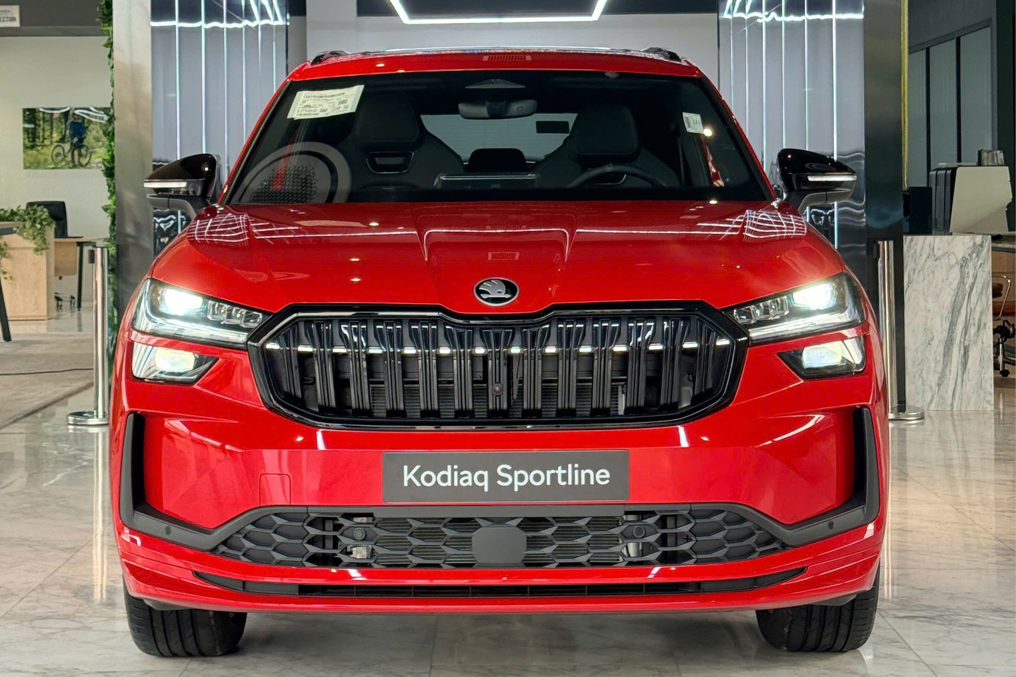Skoda Kodiaq 2026 về đại l&yacute; tại Việt Nam: Gi&aacute; từ 1,628 tỷ đồng cao hơn Palisade bản đắt nhất, th&ecirc;m nhiều 'đồ chơi' b&ecirc;n trong, nay đ&atilde; 'full' ADAS - Ảnh 2.