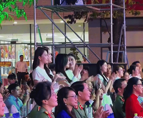 Lọ Lem "đụng độ" cam thường với Tiểy Vy - Ảnh 1.