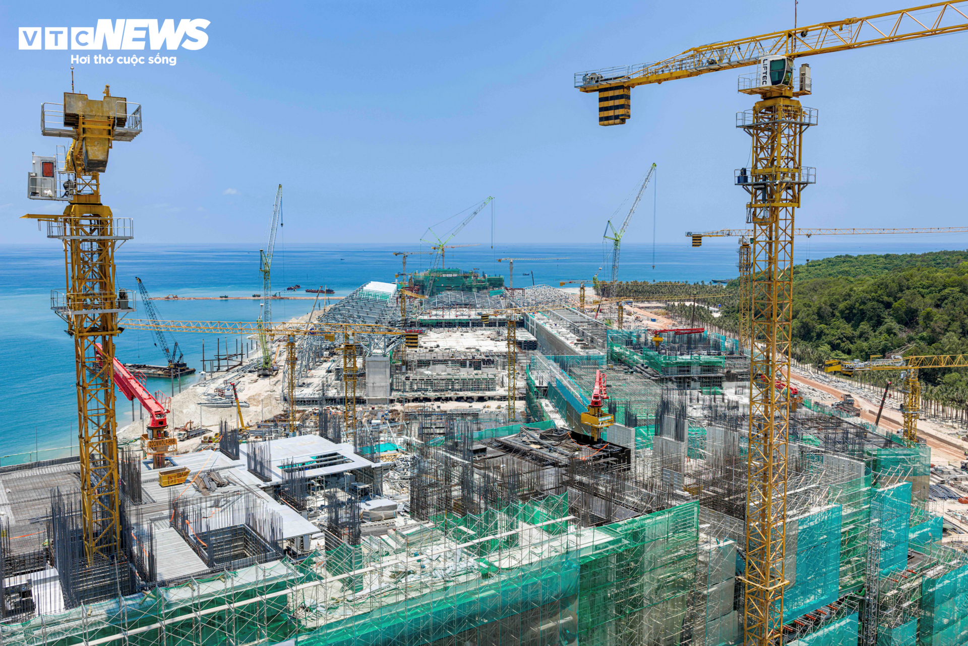 Diện mạo Trung tâm Hội nghị APEC ở Phú Quốc dần lộ diện sau 10 tháng thi công - Ảnh 2.