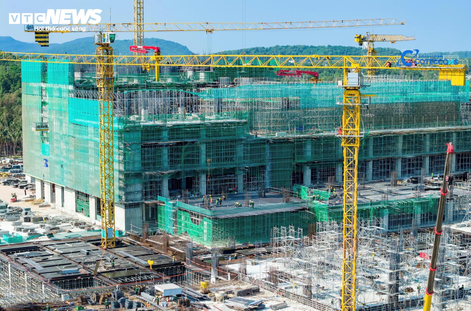 Diện mạo Trung tâm Hội nghị APEC ở Phú Quốc dần lộ diện sau 10 tháng thi công - Ảnh 4.