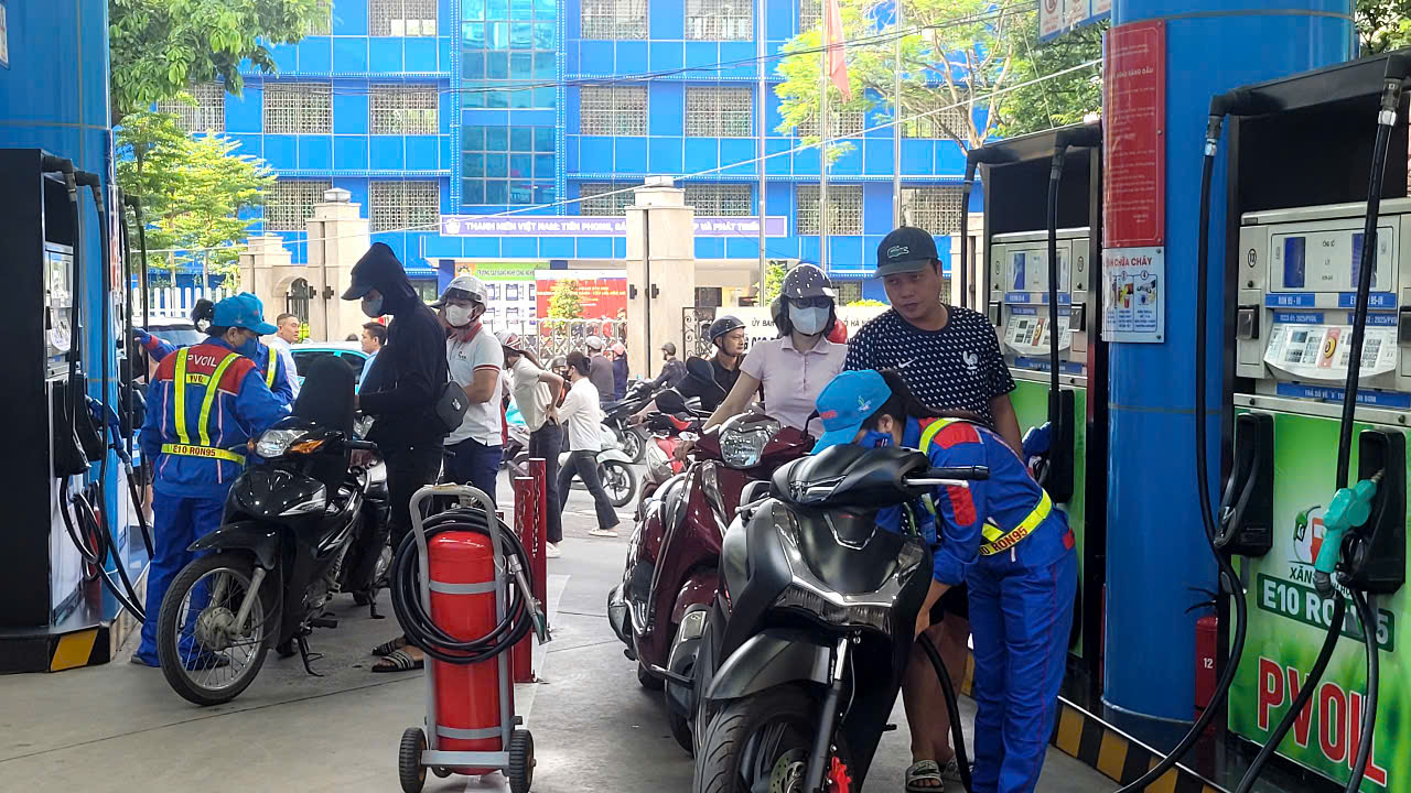 Những điều cần biết về xăng E10 , nhi&ecirc;n liệu mới thay thế xăng kho&aacute;ng 2026 - Ảnh 1.