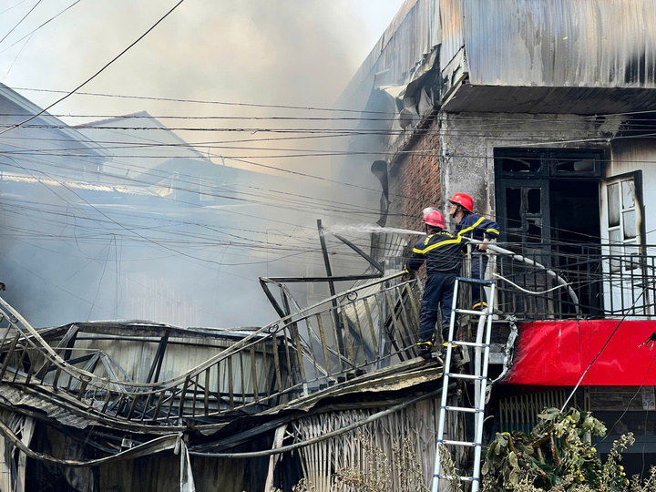 Nh&agrave; gỗ ở Đ&agrave; Lạt bốc ch&aacute;y dữ dội giữa khu d&acirc;n cư , kh&oacute;i bao tr&ugrave;m 2026 - Ảnh 3.