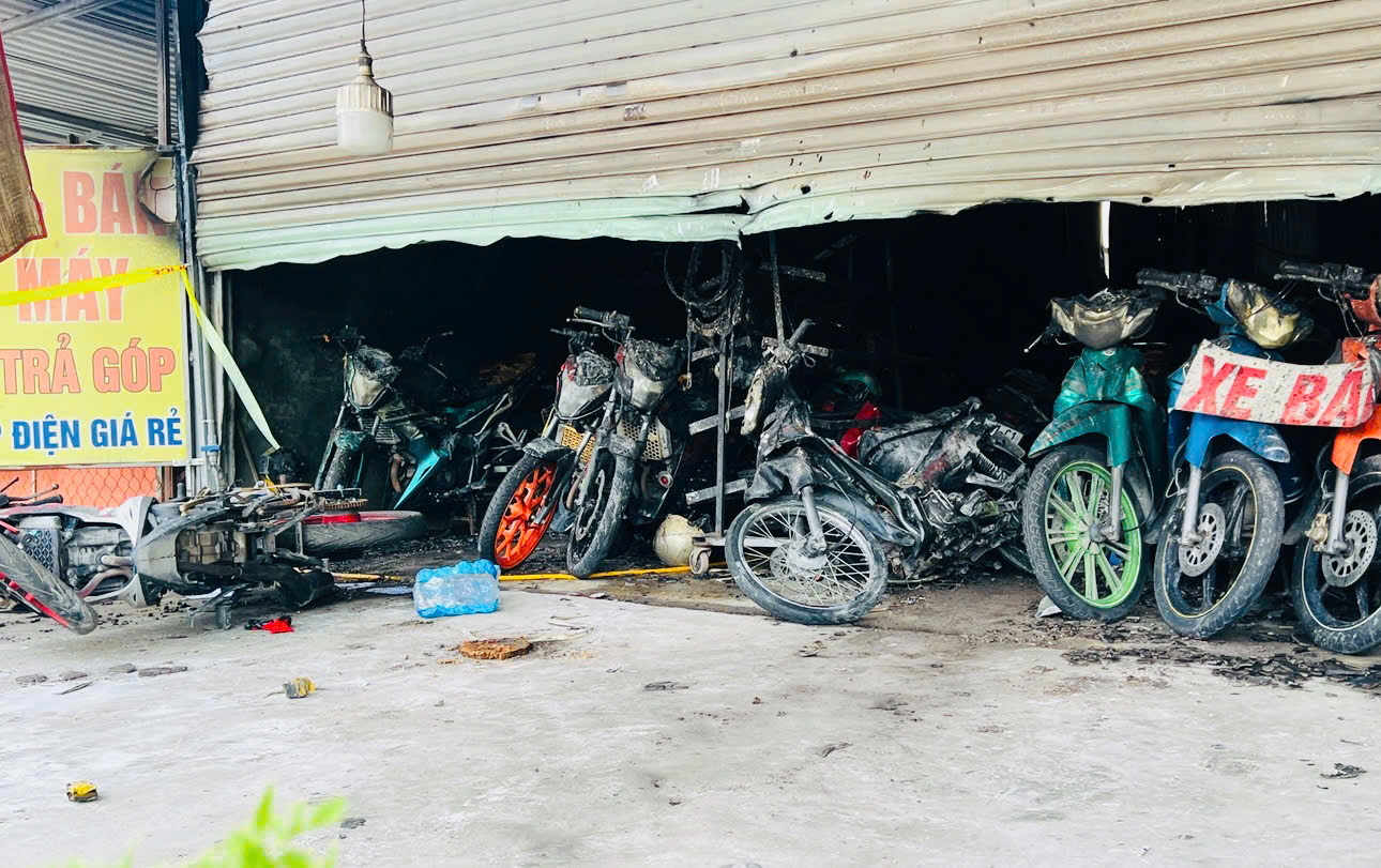 Cháy cửa hàng xe máy ở TPHCM , người chồng bị bỏng khi cứu gia đình thoát nạn - Ảnh 1.