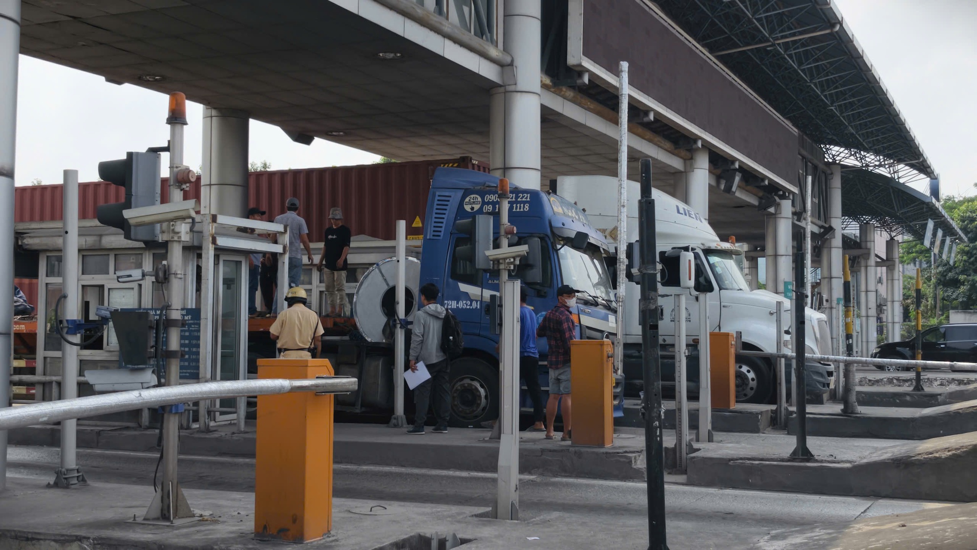 Cuộn th&eacute;p rơi đ&egrave; cabin trạm thu ph&iacute; cầu Ph&uacute; Mỹ tại TPHCM - Ảnh 2.