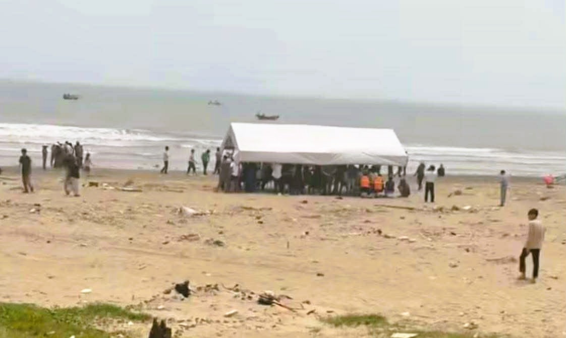 Hai b&eacute; trai mất t&iacute;ch khi đi tắm biển - Ảnh 1.