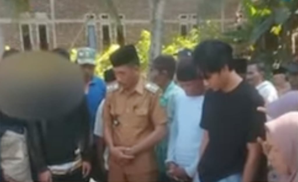 Người đàn ông Indonesia xử lý ngoại tình thông minh qua nghi lễ truyền thống