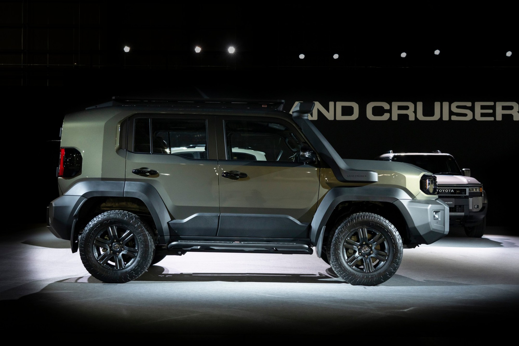 Toyota Land Cruiser FJ nhận cọc tại Việt Nam: Giá dự kiến gần 1,2 tỷ đồng ngang Fortuner, Everest, máy 2.7L, 2 cầu, dễ ra mắt tháng 6- Ảnh 2. Toyota Land Cruiser FJ nhận cọc tại Việt Nam: Giá dự kiến gần 1,2 tỷ đồng ngang Fortuner, Everest, máy 2.7L, 2 cầu, dễ ra mắt tháng 6- Ảnh 2.