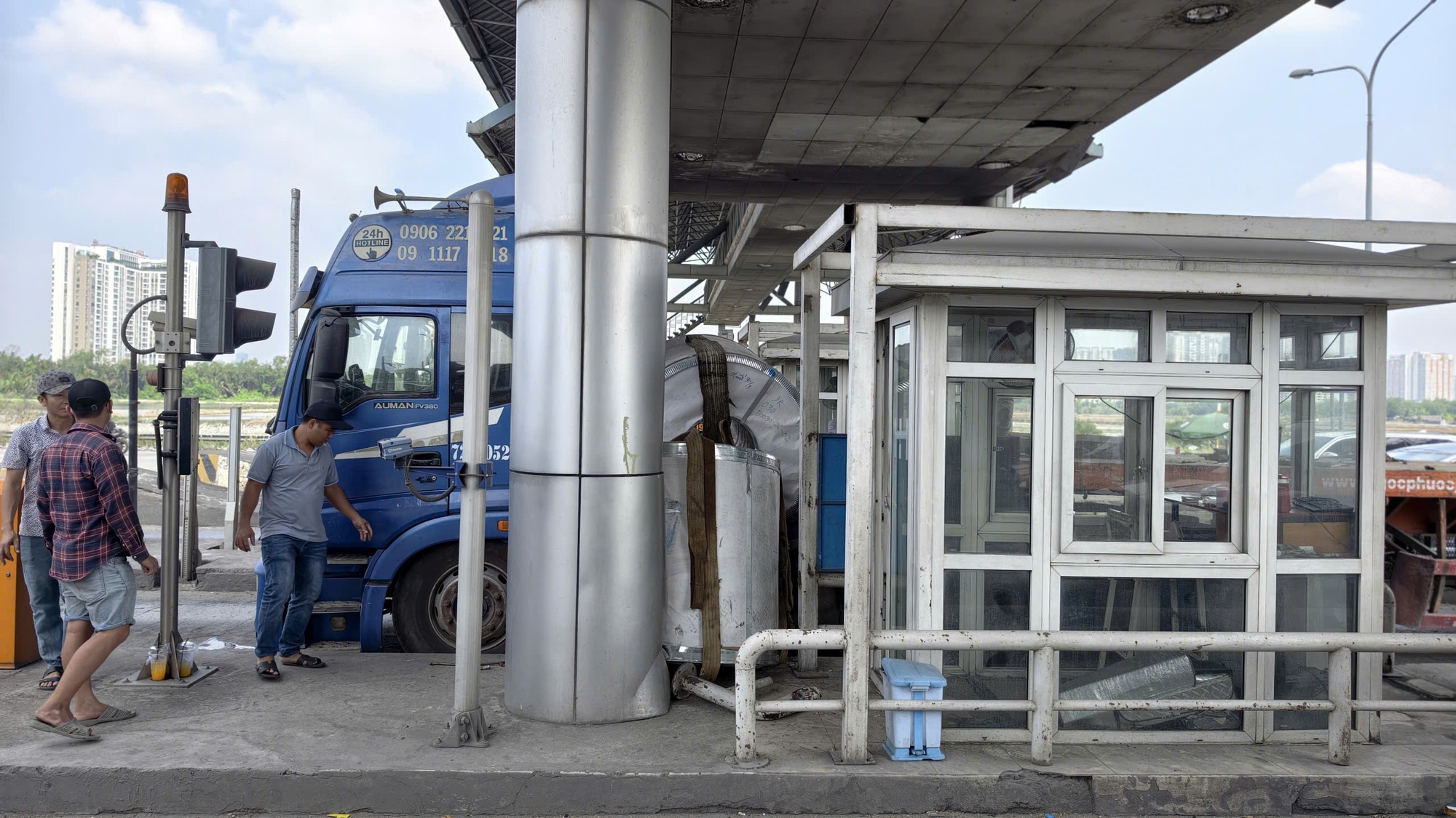 Cuộn th&eacute;p lớn rơi đ&egrave; cabin trạm thu ph&iacute; ở TPHCM - Ảnh 1.