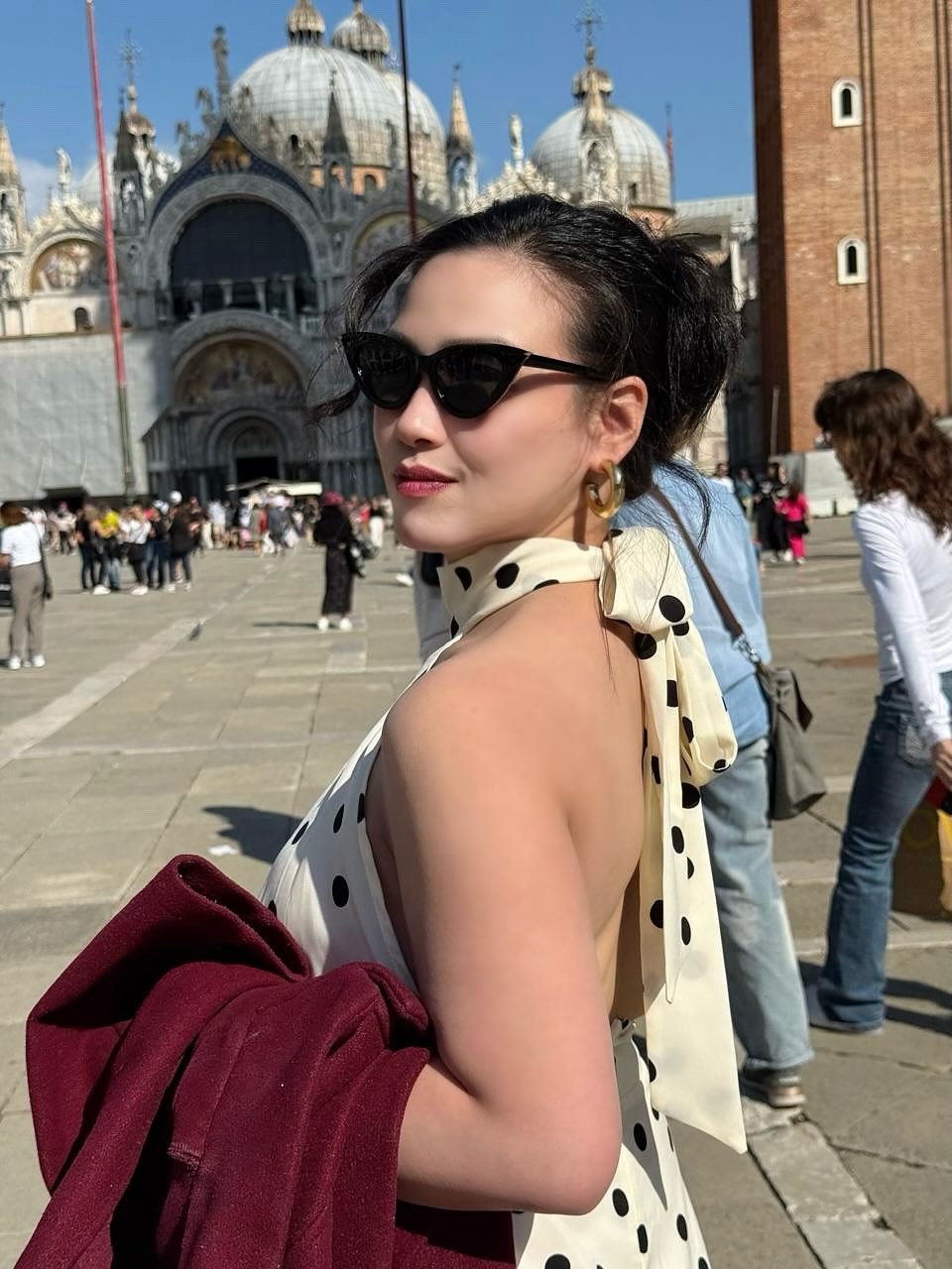 Nữ t&agrave;i xế nổi tiếng nhất năm 2017 v&igrave; xinh giờ l&agrave; mẹ đơn th&acirc;n, sống gi&agrave;u sang: Ẩn số về người chồng- Ảnh 8.