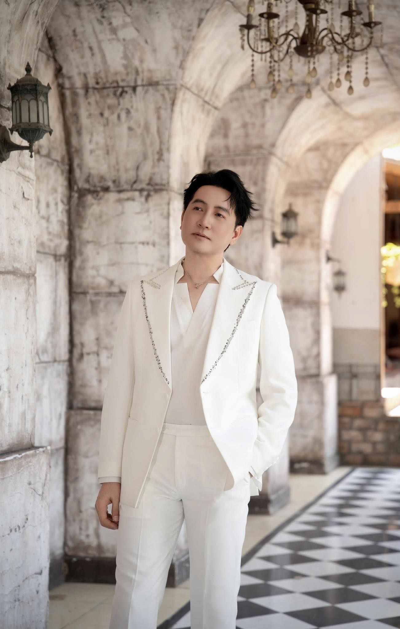 Nam ca sĩ 49 tuổi chưa lấy vợ sợ bị hiểu lầm bậc nhất showbiz Việt - Ảnh 2.