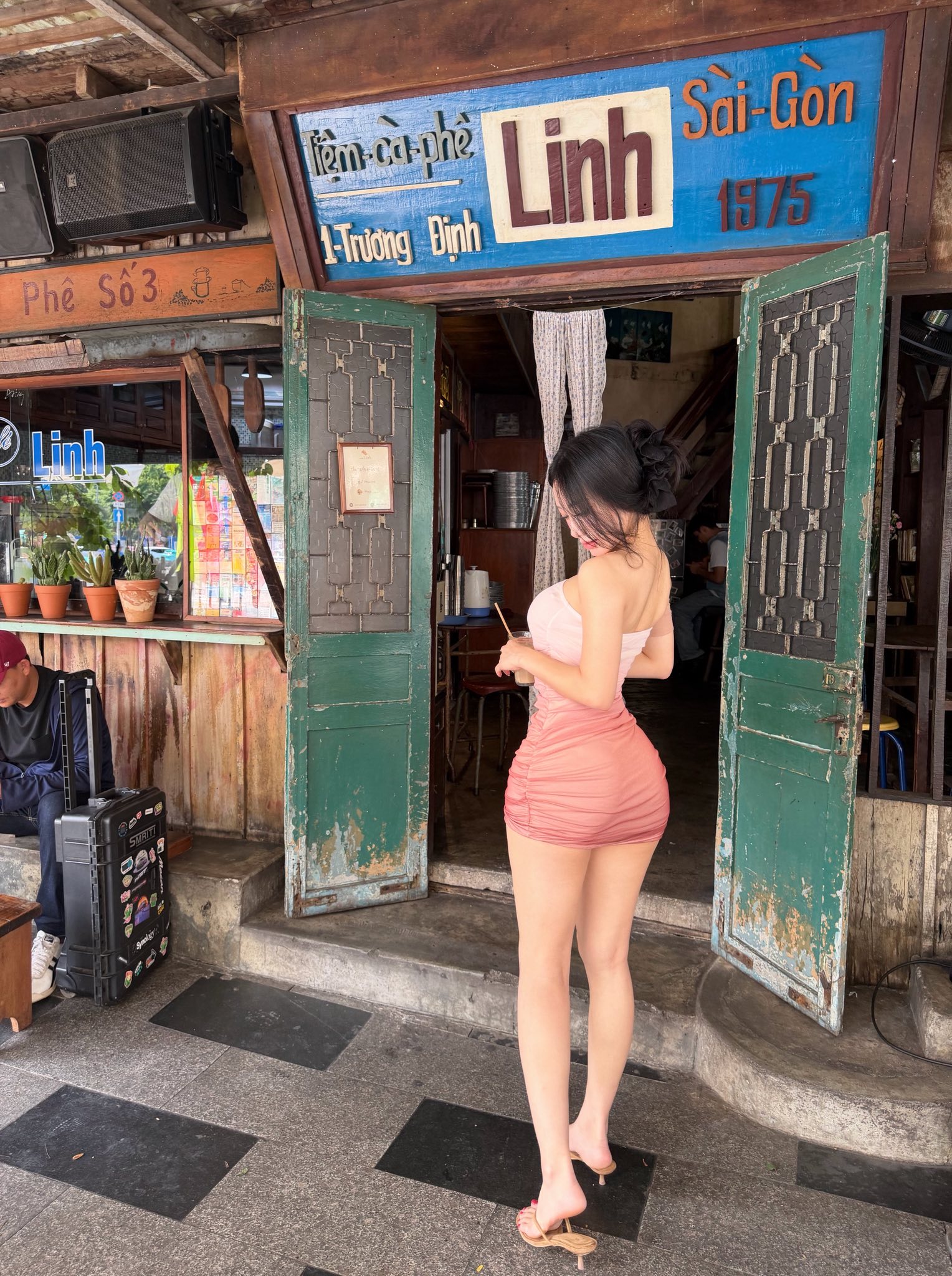 Bất ngờ xuất hiện ở Việt Nam, idol 2.7 triệu follow khiến d&acirc;n t&igrave;nh "chao đảo" - Ảnh 4.