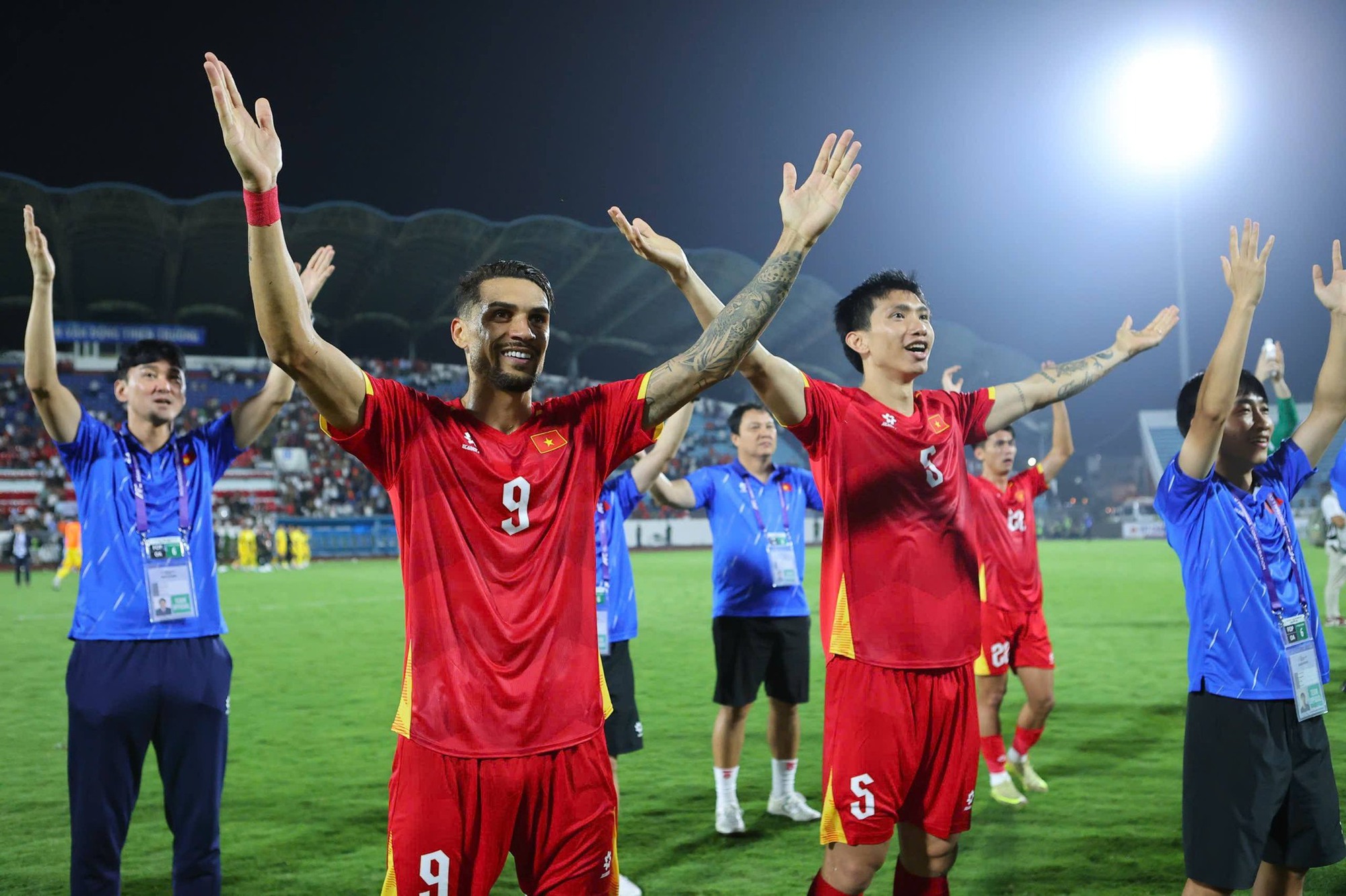 Ho&agrave;ng H&ecirc;n trở về nh&agrave; sau chiến thắng c&ugrave;ng ĐT Việt Nam, sững sờ khi thấy h&agrave;nh động của vợ  - Ảnh 3.