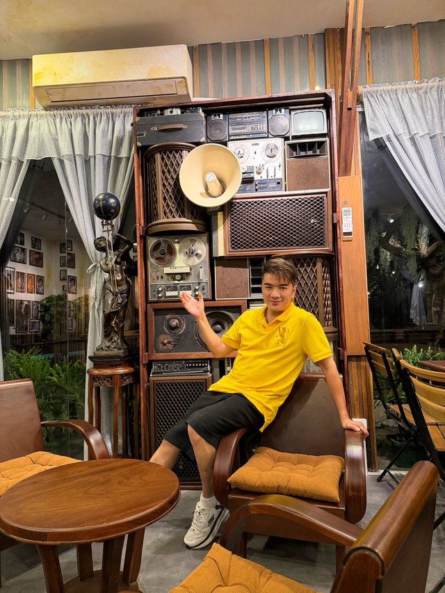 Chuyện g&igrave; đang xảy ra tại qu&aacute;n c&agrave; ph&ecirc; ở Thảo Điền của "&ocirc;ng ho&agrave;ng nhạc Việt" đ&igrave;nh đ&aacute;m một thời? - Ảnh 2.