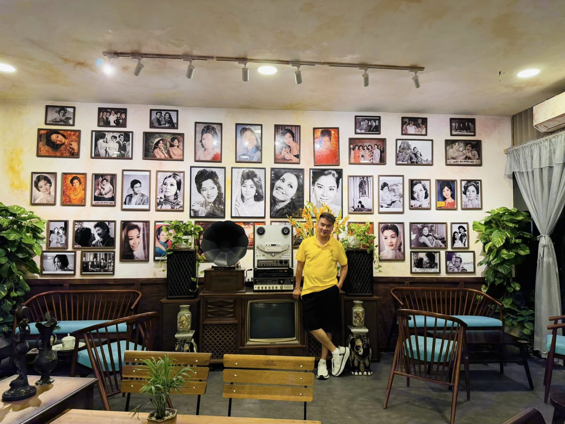 &Ocirc;ng ho&agrave;ng, b&agrave; ho&agrave;ng đ&igrave;nh đ&aacute;m showbiz Việt một thời: Đi b&aacute;n cafe, l&agrave; cha, mẹ đơn th&acirc;n - Ảnh 2.