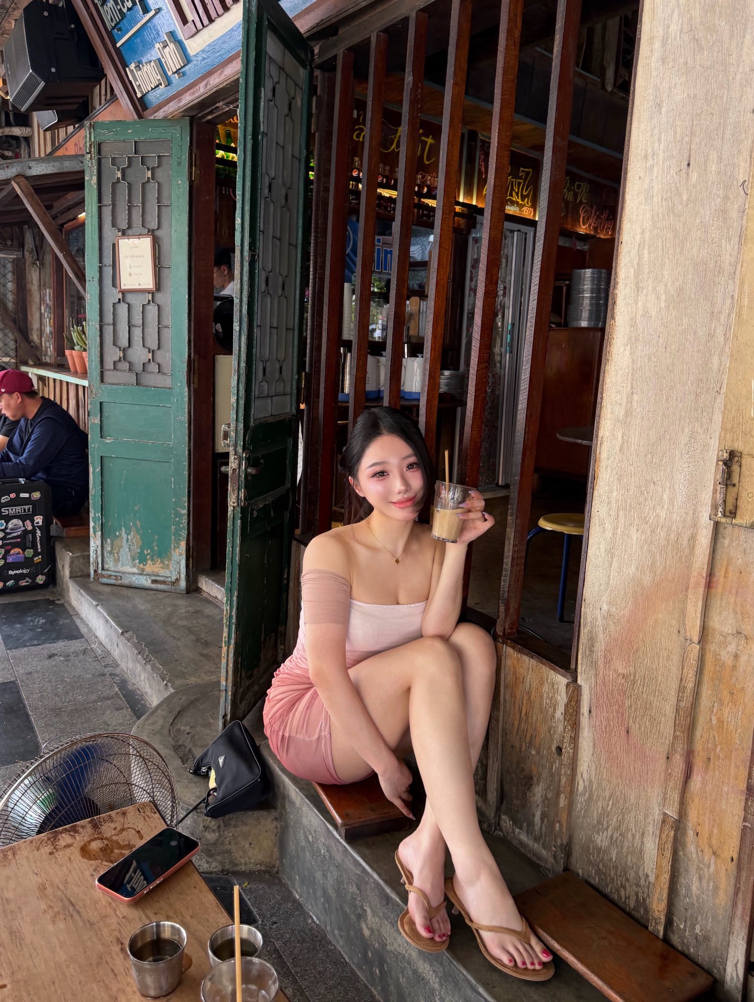 Bất ngờ xuất hiện ở Việt Nam, idol 2.7 triệu follow khiến d&acirc;n t&igrave;nh "chao đảo" - Ảnh 6.