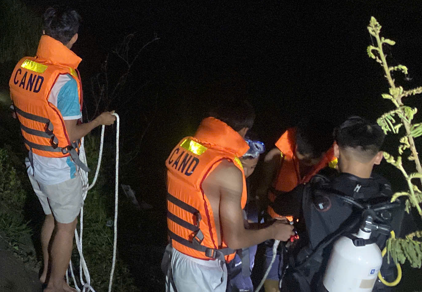 Tìm thấy thi thể nam sinh lớp 5 mất tích tại kênh nước ở Huế - Ảnh 1. Tìm thấy thi thể nam sinh lớp 5 mất tích tại kênh nước ở Huế - Ảnh 1.