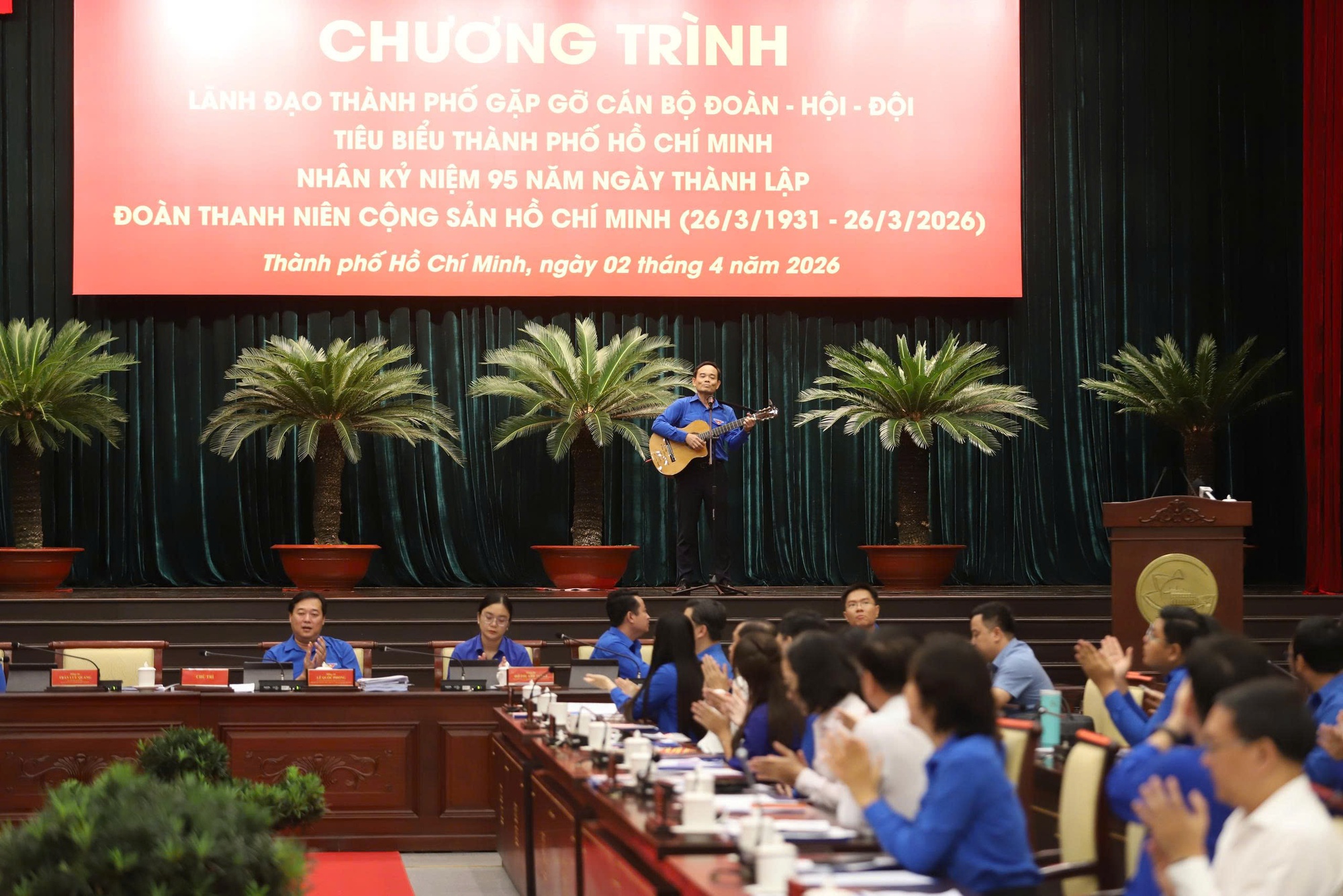 Clip B&iacute; thư Th&agrave;nh ủy TPHCM &ocirc;m đ&agrave;n, h&aacute;t khi gặp gỡ thanh ni&ecirc;n - Ảnh 2.