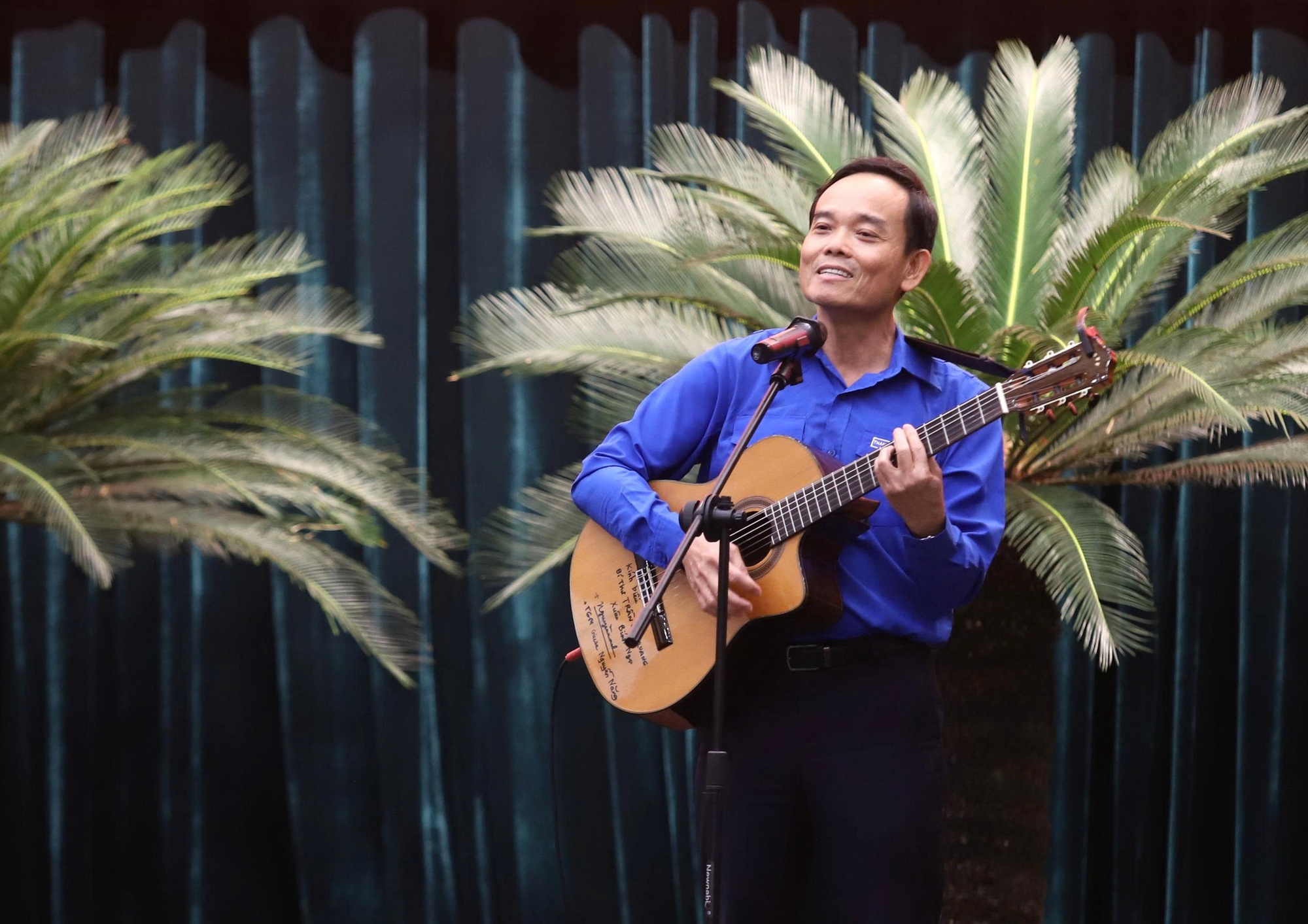 Clip B&iacute; thư Th&agrave;nh ủy TPHCM &ocirc;m đ&agrave;n, h&aacute;t khi gặp gỡ thanh ni&ecirc;n - Ảnh 1.