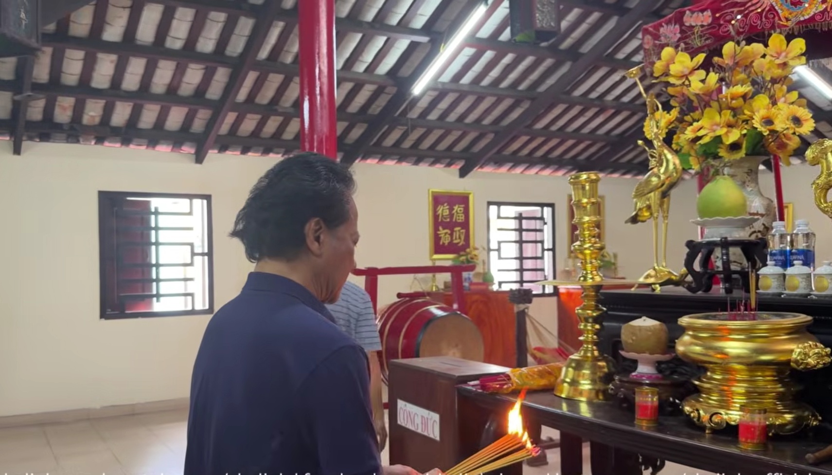 Chế Linh về lại nơi từng sống khi mới l&ecirc;n TP.HCM: X&uacute;c động l&agrave;m một việc - Ảnh 1.