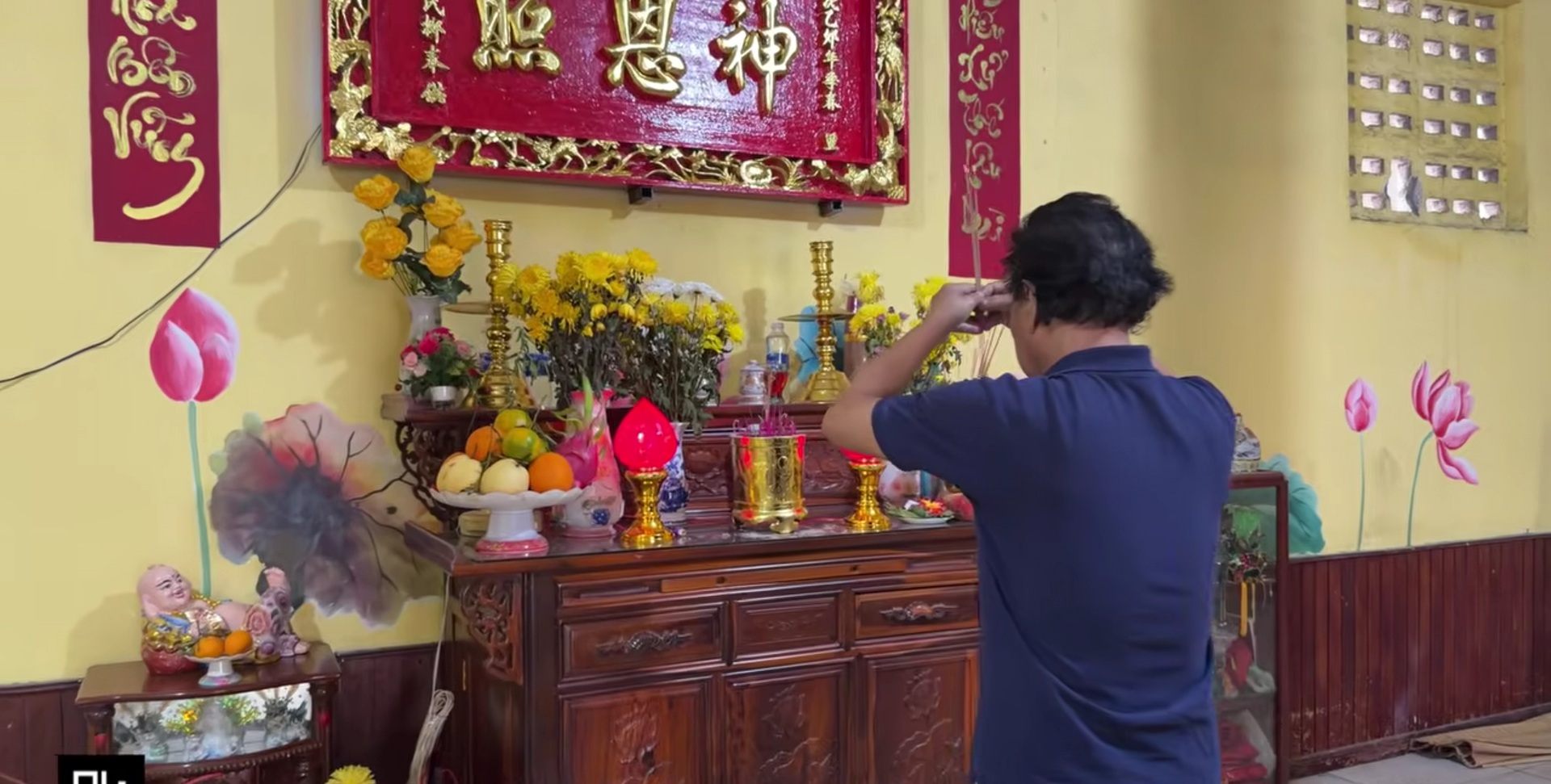 Chế Linh về lại nơi từng sống khi mới l&ecirc;n TP.HCM: X&uacute;c động l&agrave;m một việc - Ảnh 2.