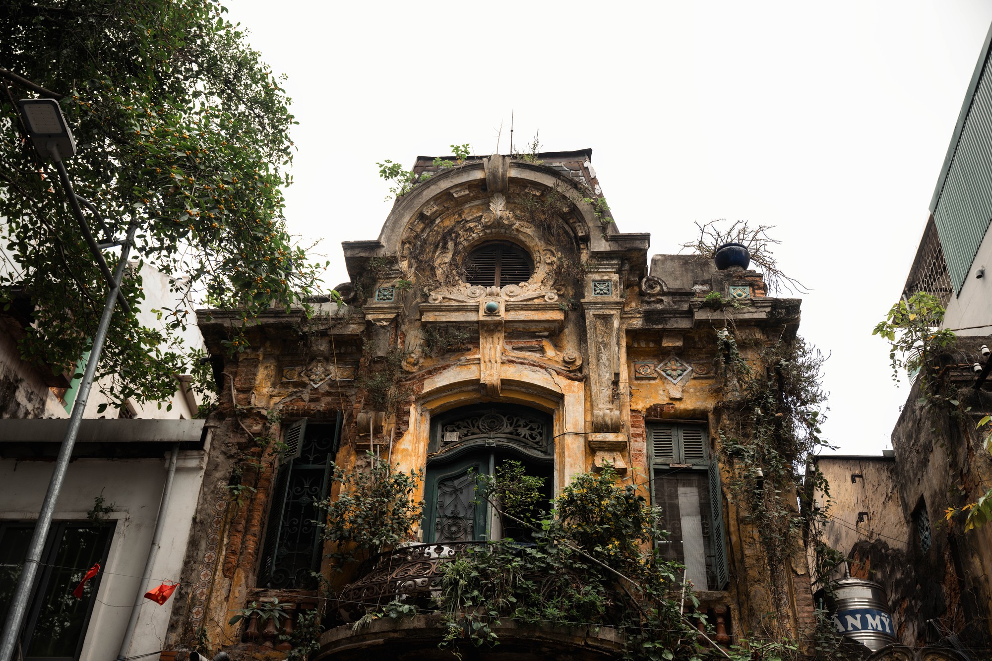 Chuyện về căn biệt thự 57B Hàng Bồ: Ký ức Hà Nội giữa lòng phố cổ - Ảnh 12. Chuyện về căn biệt thự 57B Hàng Bồ: Ký ức Hà Nội giữa lòng phố cổ - Ảnh 12.