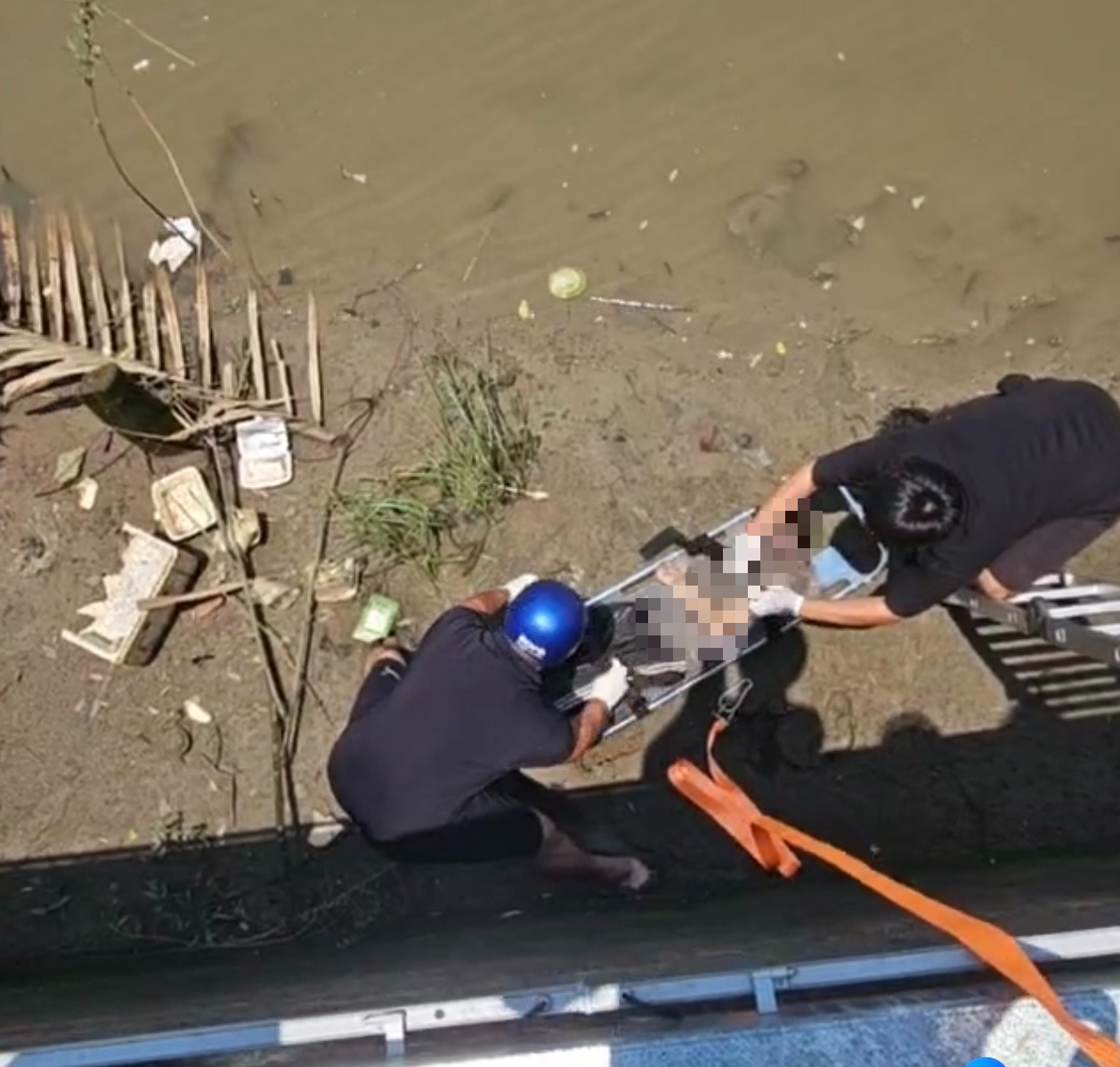 Ph&aacute;t hiện thi thể nam giới tr&ocirc;i dạt v&agrave;o bờ s&ocirc;ng Dinh - Ảnh 1.