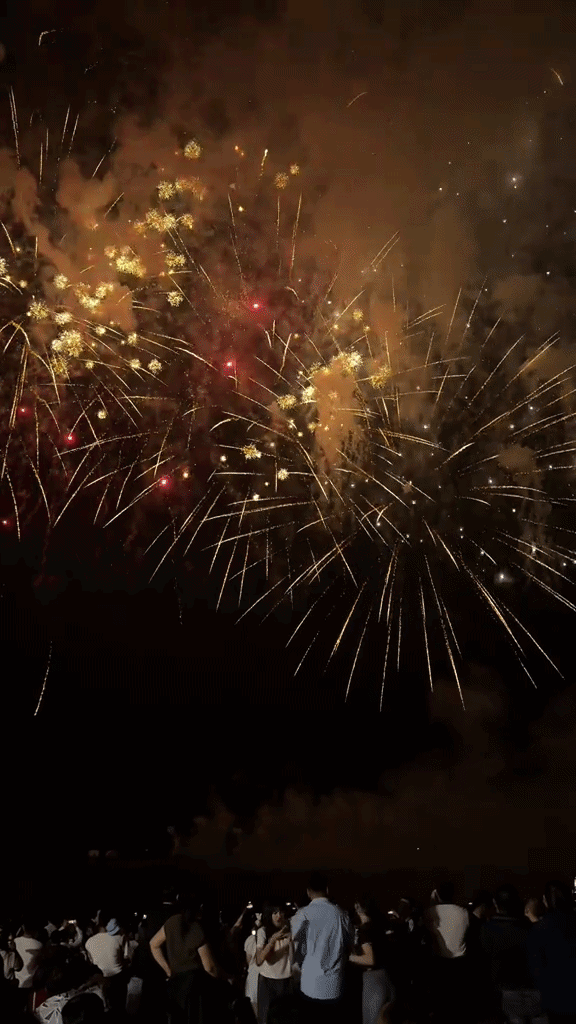 Cảnh tượng trên biển Bãi Cháy tối cuối tuần: Nhiều người không tin vào mắt mình - Ảnh 1.