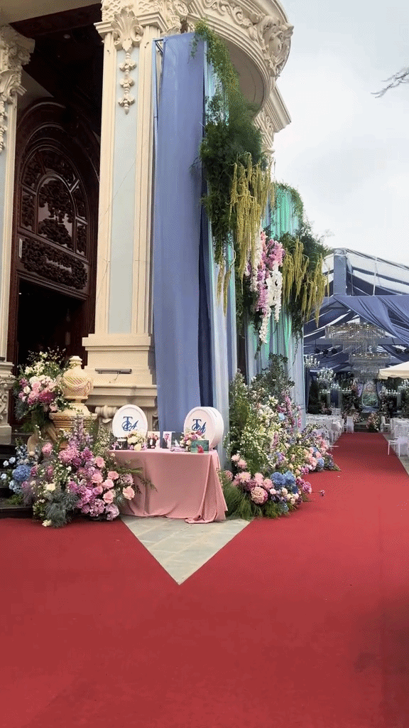 S&aacute;ng nhất Bắc Ninh l&uacute;c n&agrave;y: L&acirc;u đ&agrave;i 300 tỷ k&iacute;n hoa tươi, đ&aacute;m cưới "trong truyền thuyết" ngắm online cũng đủ cho&aacute;ng- Ảnh 2.