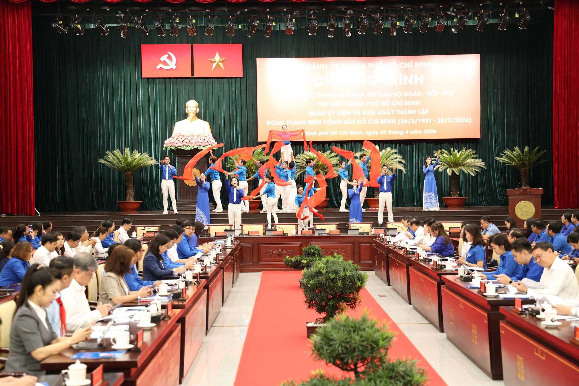 Clip B&iacute; thư Th&agrave;nh ủy TPHCM &ocirc;m đ&agrave;n, h&aacute;t khi gặp gỡ thanh ni&ecirc;n - Ảnh 7.