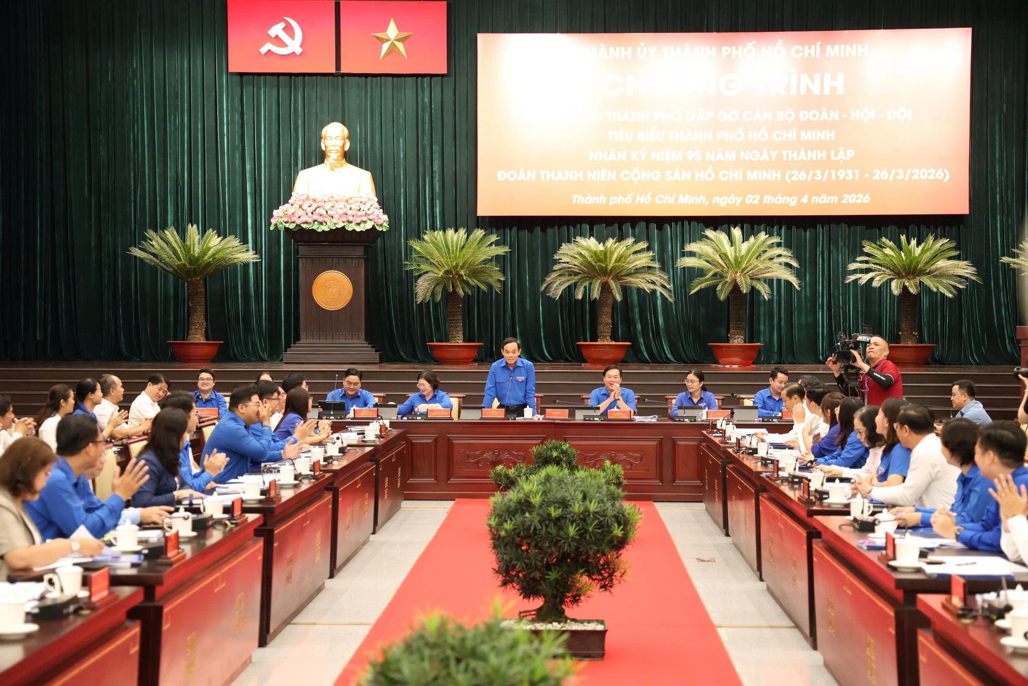 Clip B&iacute; thư Th&agrave;nh ủy TPHCM &ocirc;m đ&agrave;n, h&aacute;t khi gặp gỡ thanh ni&ecirc;n - Ảnh 4.