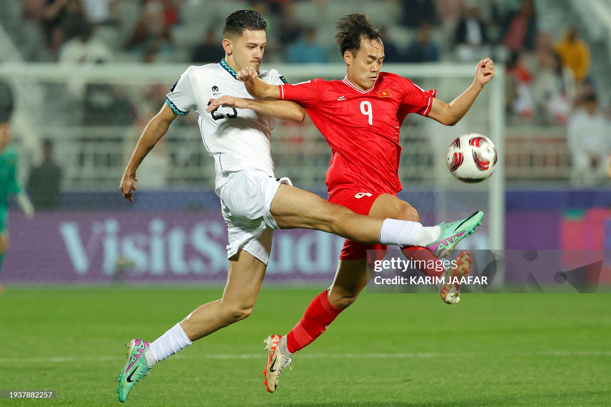 Cầu thủ nhập tịch từng đ&aacute; với Việt Nam bất ngờ nhận lệnh cấm, tuyển Indonesia c&oacute; nguy cơ bị xử thua? - Ảnh 2.