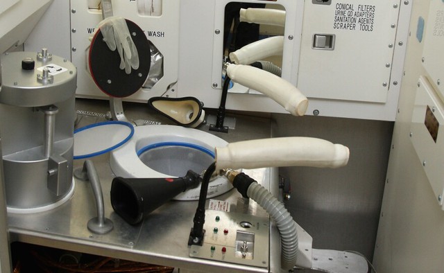 C&aacute;c phi h&agrave;nh gia đi vệ sinh như thế n&agrave;o tr&ecirc;n t&agrave;u vũ trụ: Kh&ocirc;ng giống như bạn nghĩ - Ảnh 2.