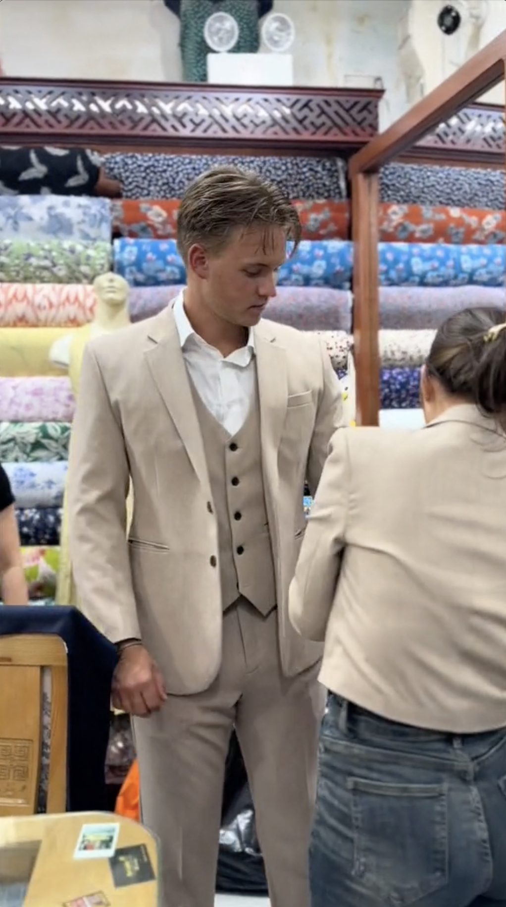 Kh&aacute;ch T&acirc;y đổ x&ocirc; trải nghiệm dịch vụ may đồ tại Hội An năm 2026 - Ảnh 2.