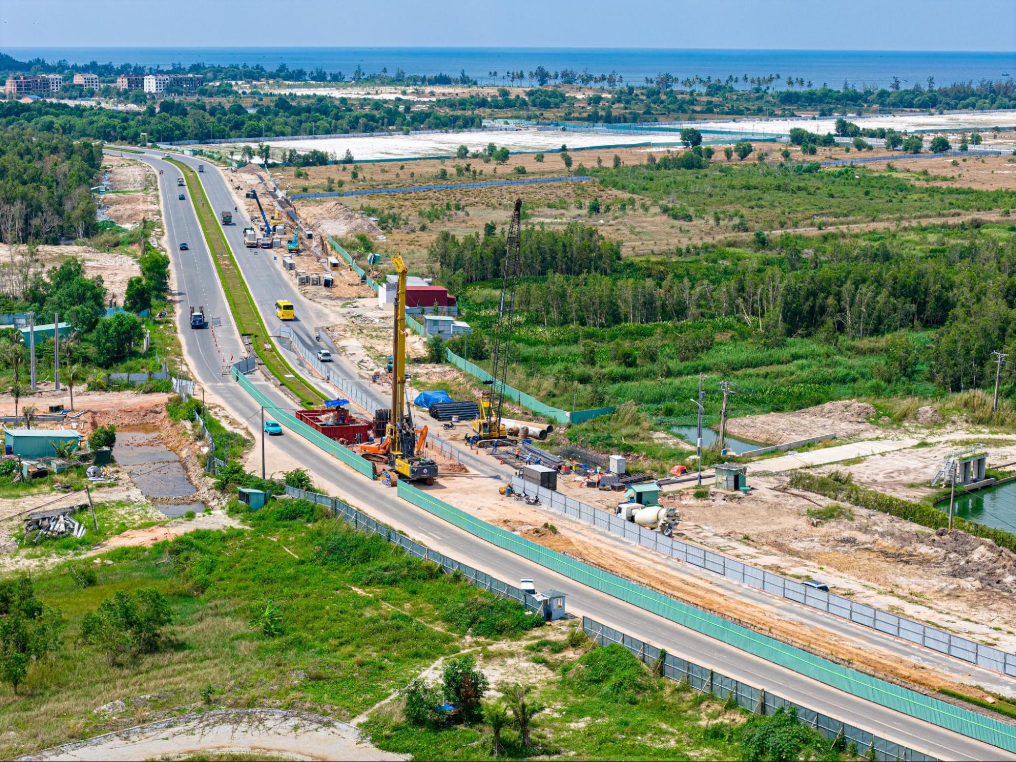 &ldquo;Soi&rdquo; t&agrave;u điện LRT Ph&uacute; Quốc: Chạy 100 km/h, chở 4.500 kh&aacute;ch, thẳng tiến đến c&ocirc;ng tr&igrave;nh kỷ lục thế giới  - Ảnh 1.