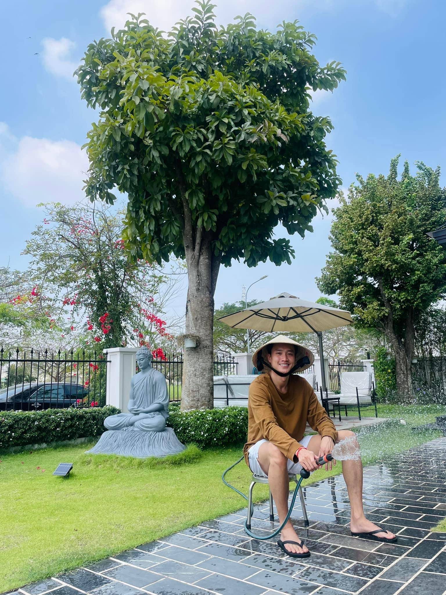 Nam diễn vi&ecirc;n đẹp trai, gi&agrave;u c&oacute;, 38 tuổi chưa vợ con: "M&igrave;nh đ&acirc;u phải c&aacute;i b&oacute;ng đ&egrave;n m&agrave; rực rỡ" - Ảnh 1.