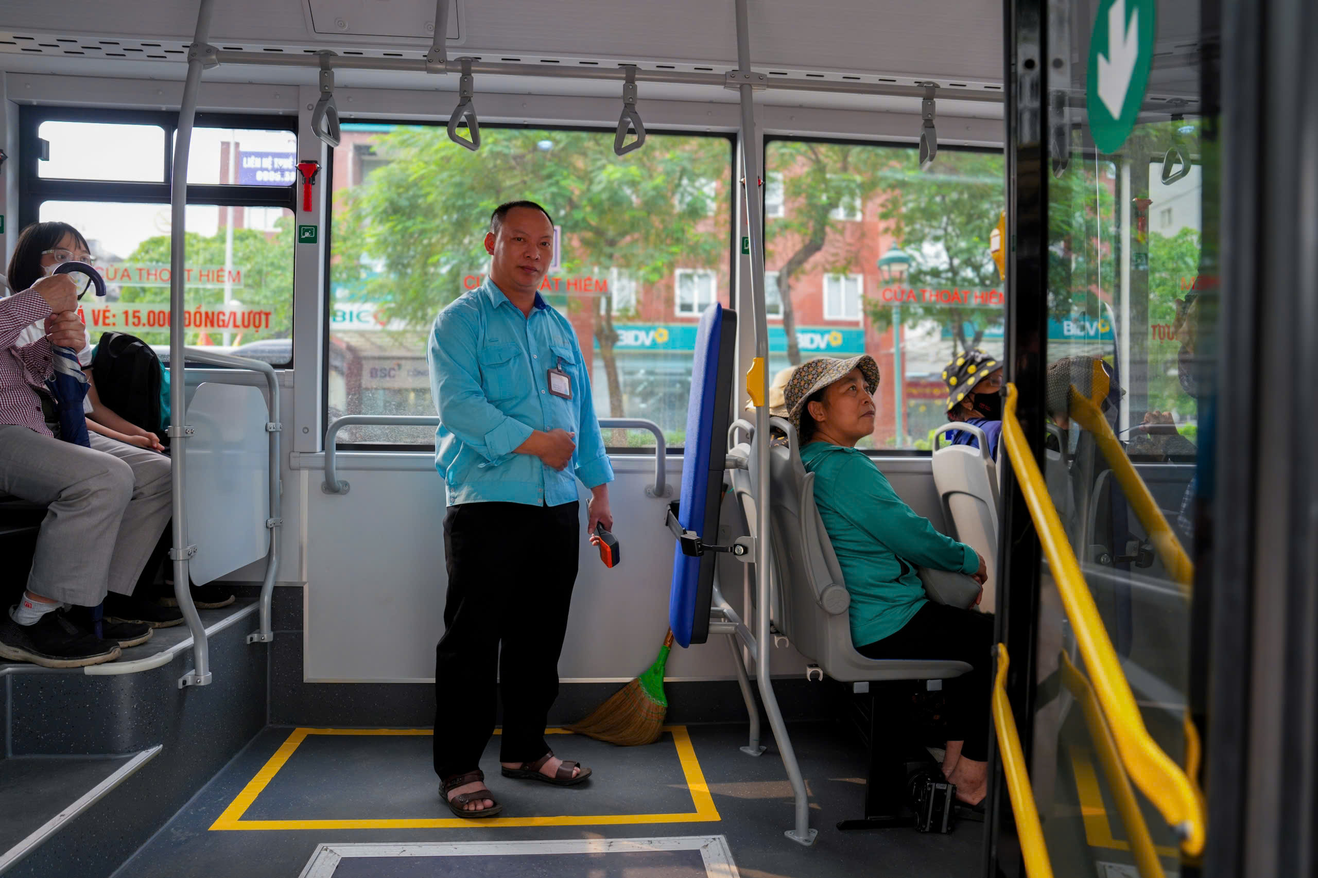 Thêm nhiều xe buýt điện lăn bánh trên đường phố Hà Nội, gồm những tuyến nào? - Ảnh 7.