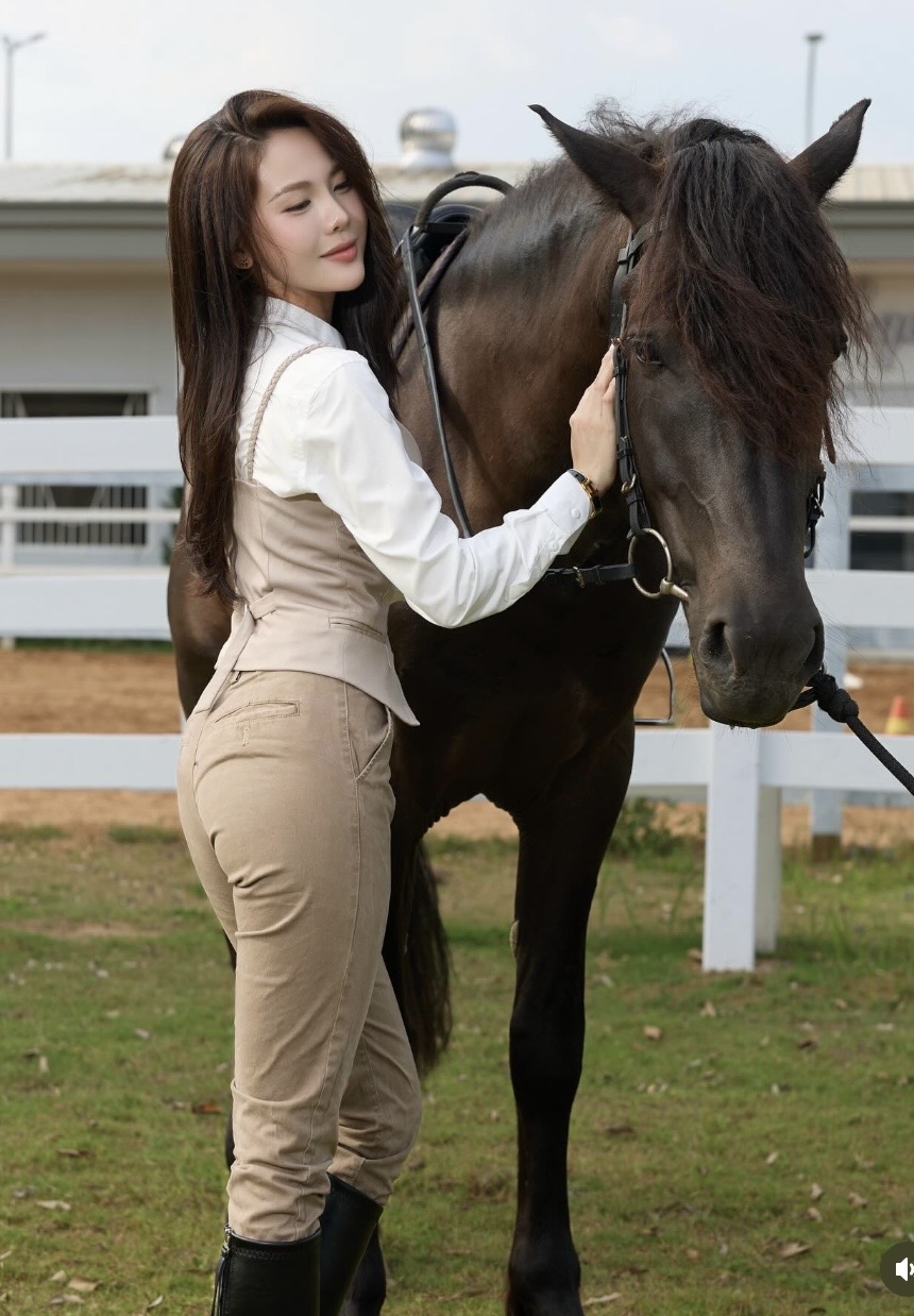 Đứng h&igrave;nh trước m&agrave;n cưỡi ngựa thần sầu của hot girl l&agrave;ng Pick- Ảnh 6.