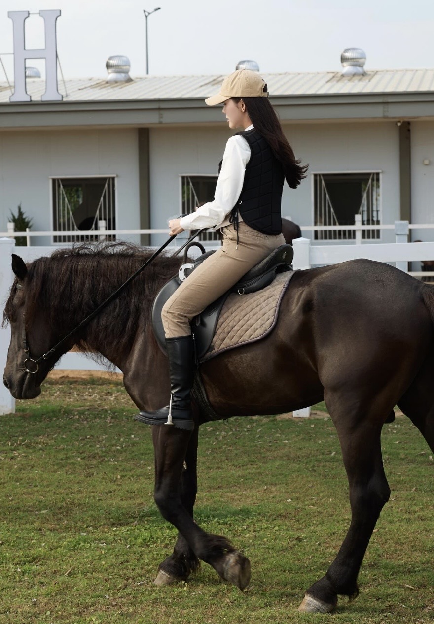 Đứng h&igrave;nh trước m&agrave;n cưỡi ngựa thần sầu của hot girl l&agrave;ng Pick- Ảnh 4.