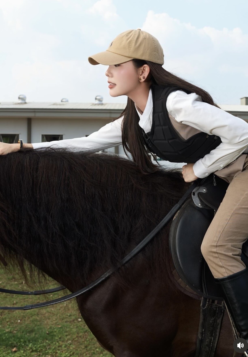 Đứng h&igrave;nh trước m&agrave;n cưỡi ngựa thần sầu của hot girl l&agrave;ng Pick- Ảnh 5.