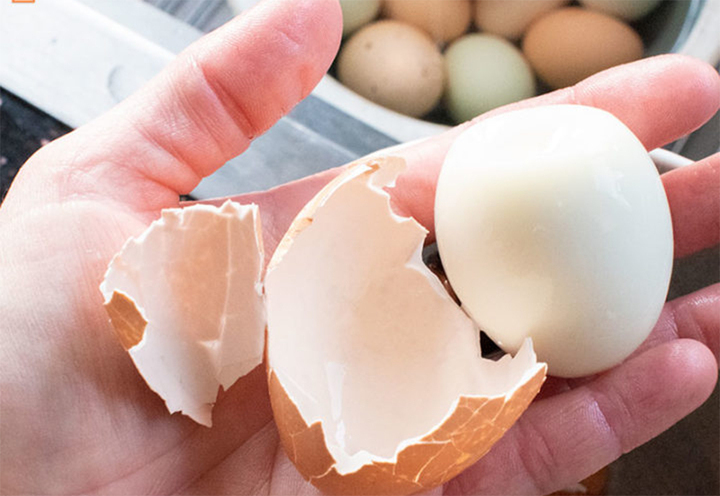 Mẹo luộc trứng dễ b&oacute;c vỏ cho bữa ăn ho&agrave;n hảo năm 2026 - Ảnh 1.