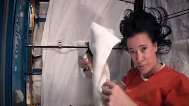 C&aacute;c phi h&agrave;nh gia đi vệ sinh như thế n&agrave;o tr&ecirc;n t&agrave;u vũ trụ: Kh&ocirc;ng giống như bạn nghĩ - Ảnh 4.