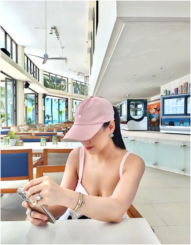 Nữ t&agrave;i xế nổi tiếng nhất năm 2017 v&igrave; xinh giờ l&agrave; mẹ đơn th&acirc;n, sống gi&agrave;u sang: Ẩn số về người chồng- Ảnh 10.