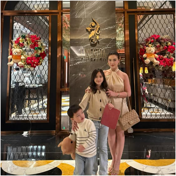 Nữ t&agrave;i xế nổi tiếng nhất năm 2017 v&igrave; xinh giờ l&agrave; mẹ đơn th&acirc;n, sống gi&agrave;u sang: Ẩn số về người chồng- Ảnh 5.