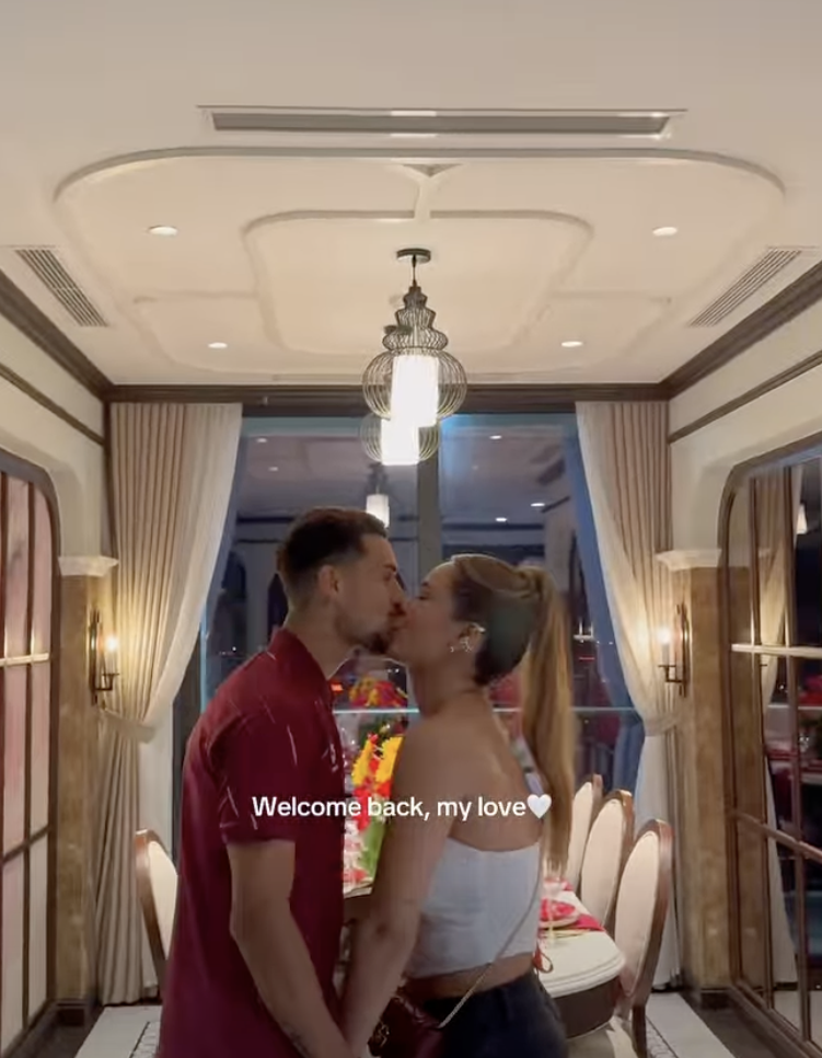 Ho&agrave;ng H&ecirc;n trở về nh&agrave; sau chiến thắng c&ugrave;ng ĐT Việt Nam, sững sờ khi thấy h&agrave;nh động của vợ  - Ảnh 1.