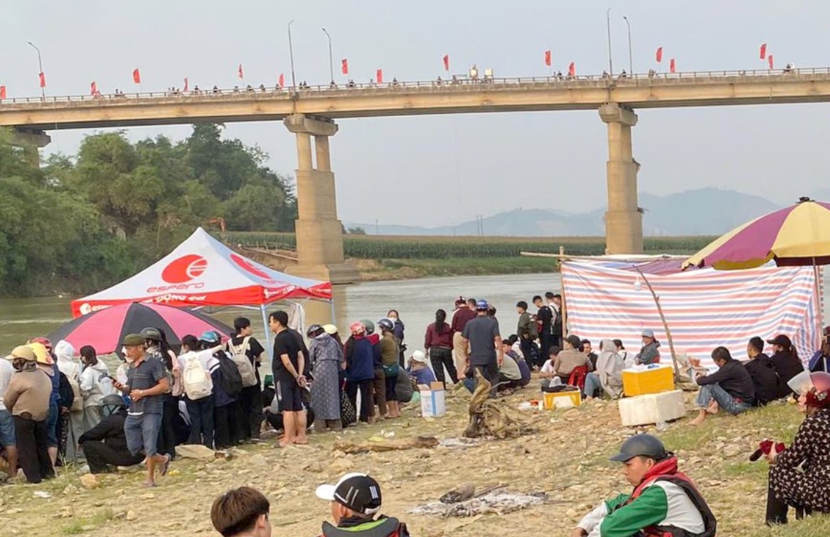 VIDEO người đ&agrave;n &ocirc;ng lao xuống s&ocirc;ng cứu c&ocirc; g&aacute;i trẻ nhảy cầu tự tử: T&igrave;m thấy thi thể  - Ảnh 2.