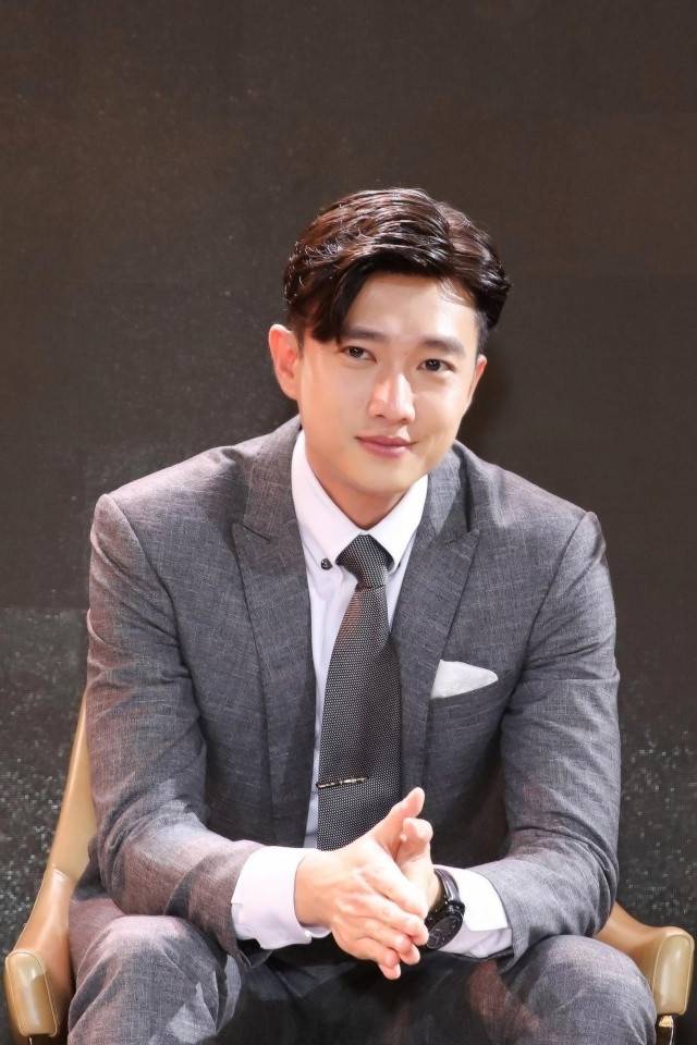 Nam diễn vi&ecirc;n đẹp trai, gi&agrave;u c&oacute;, 38 tuổi chưa vợ con: "M&igrave;nh đ&acirc;u phải c&aacute;i b&oacute;ng đ&egrave;n m&agrave; rực rỡ" - Ảnh 2.