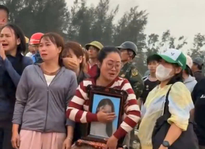 VIDEO người đ&agrave;n &ocirc;ng lao xuống s&ocirc;ng cứu c&ocirc; g&aacute;i trẻ nhảy cầu tự tử: T&igrave;m thấy thi thể  - Ảnh 1.