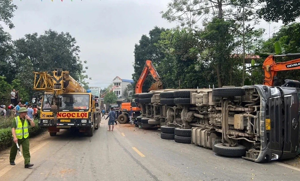 Vụ xe đầu k&eacute;o đ&egrave; bẹp xe con v&agrave; xe m&aacute;y, 2 phụ nữ tử vong: Bắt tạm giam t&agrave;i xế Trần Văn Khoa - Ảnh 1.