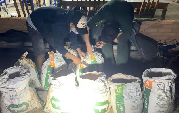 Bắt quả tang đối tượng vận chuyển, cất giấu gần 400kg nghi thuốc nổ - Ảnh 2.